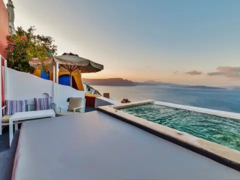 Chroma Suites, Οία