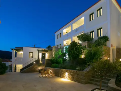 Krinos Suites Hotel, Μπατσί