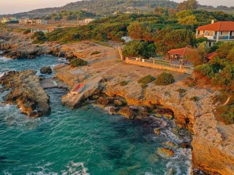 Genari Beach Apartments, Λεβεντοχώρι