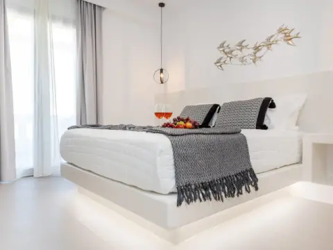 Alenor City Hotel, Χώρα