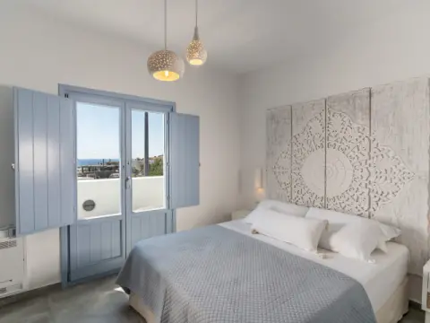 SantoRossa Luxury Villas, Εμπορείο