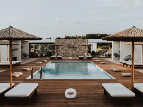 Hooga Hotel, Μύτικας