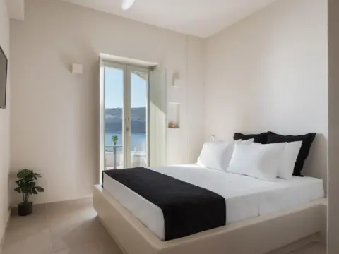 Yerma Suites, Λιμένι