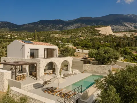 Kerami Villas, Τραπεζάκι