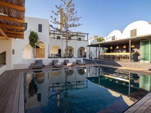 Scorpios Beach Hotel, Μονόλιθος