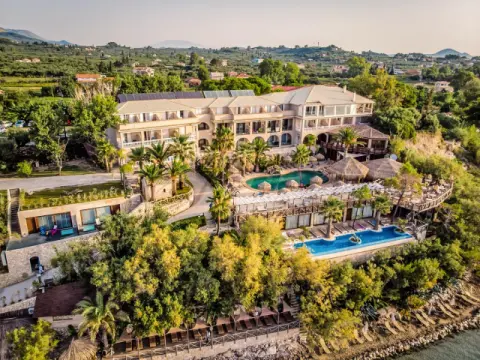 Gloria Maris Hotel & Suites, Παραλία Κούκλα