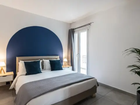 Hotel Kontes Comfort, Παροικιά