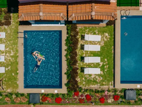 Corinthian Village, Βραχάτι