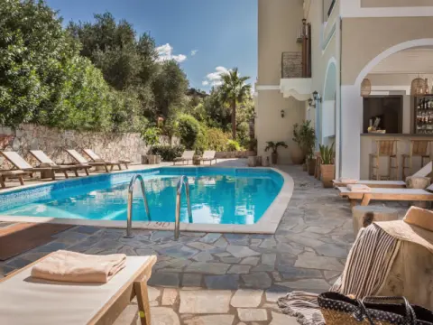 La Signora Hotel, Λουρδάτα