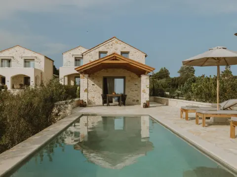 Nama Seaside Villas, Κανάλι