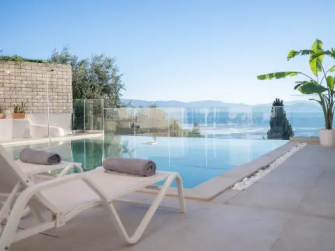 Achillion Luxury Villa & Suites, Πέραμα