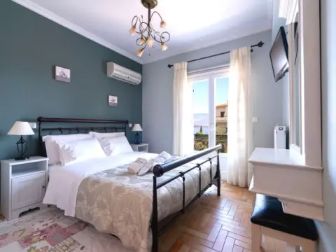 Nautilus Luxury Suites, Γαλαξίδι
