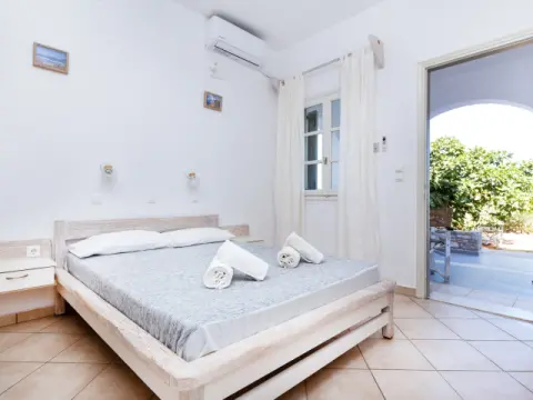Harama Hotel, Σχοινούσα