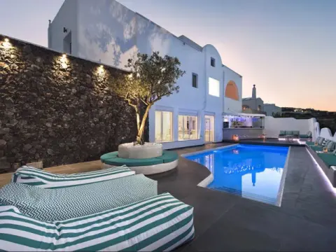 Gianna Suites, Φηρά