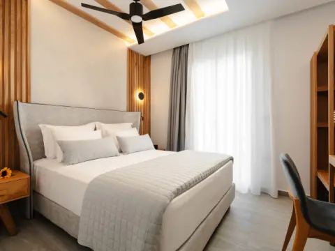 Phaistos Suites, Νάξος