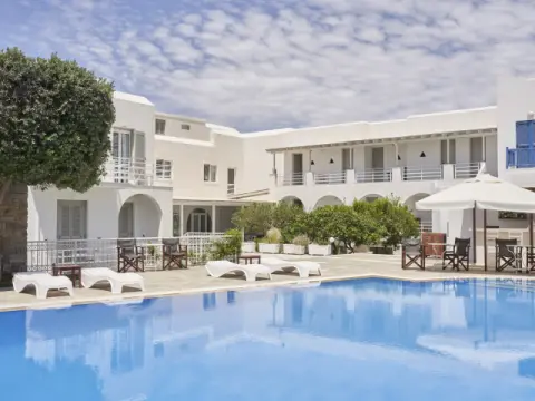 Polos Hotel, Παροικιά