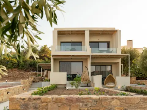 Enalis Studios & Apartments, Καρφάς