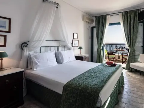 Dionysos Hotel Agistri, Σκάλα