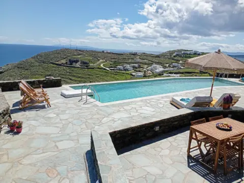 Mandrokathisio Luxury Apartments, Φάρος