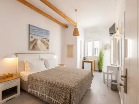 Parosquare Central Suites, Παροικιά