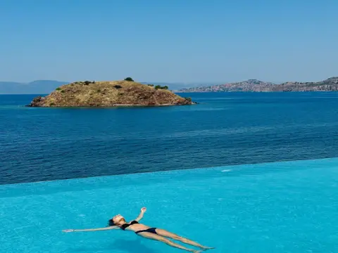 Birds Bay, Πέτρα