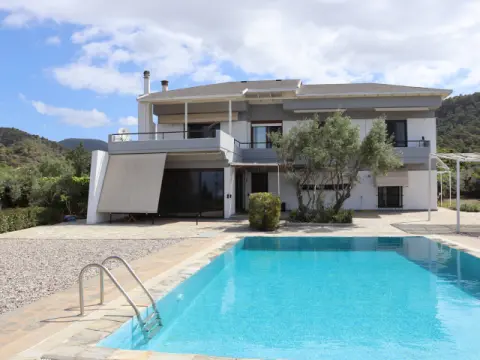 Turquoise Villa, Λουτράκι