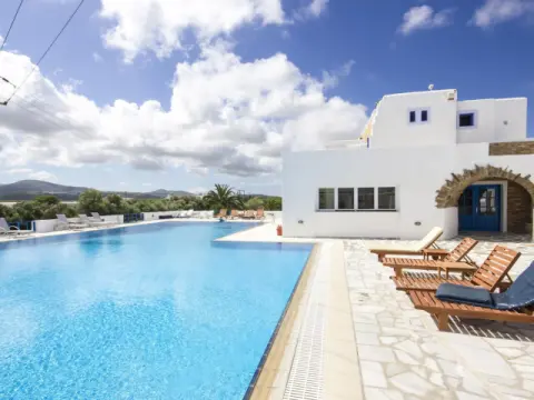Naxos Holidays Hotel, Χώρα