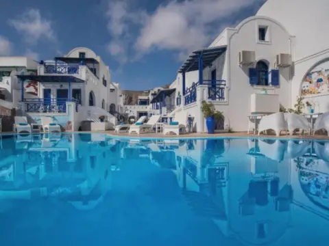 Samson's Village, Περίσσα