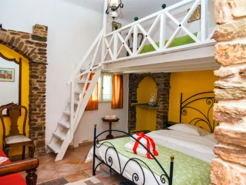 Voreades Tinos Rentals, Χώρα