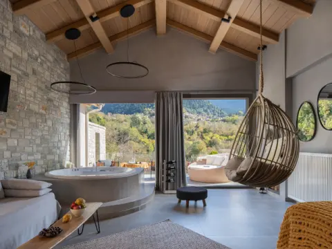 Evora Suites, Γαύρος